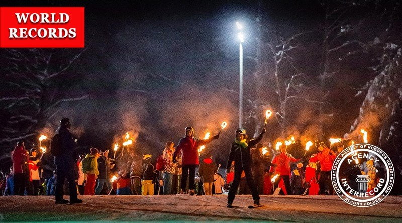 Самый массовый спуск с горы на лыжах и сноубордах с факелами