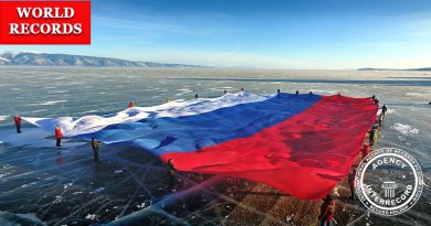 Крупнейший национальный флаг развернутый на льду озера