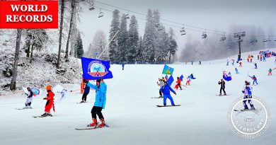 Самый массовый спуск с горы на лыжах и сноубордах с флагами