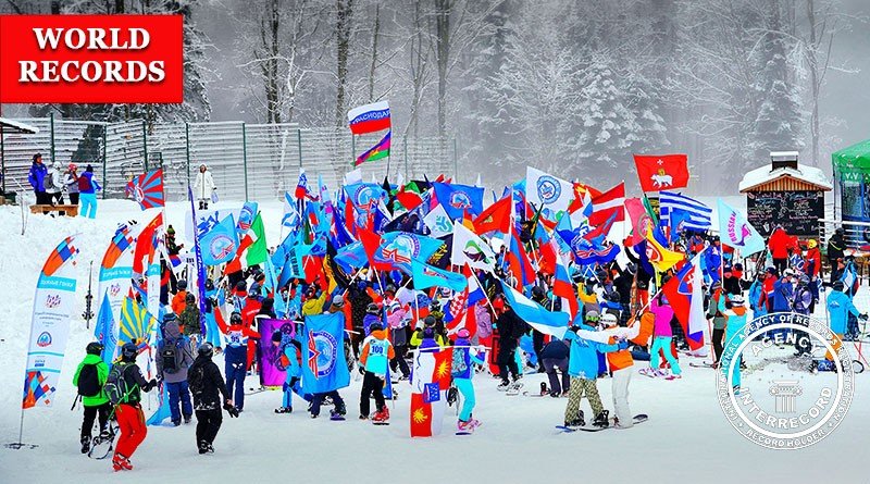 Самый массовый спуск с горы на лыжах и сноубордах с флагами