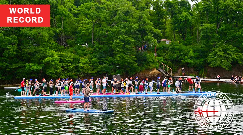 Самая большая доска для стоячего гребного серфинга (SUP)