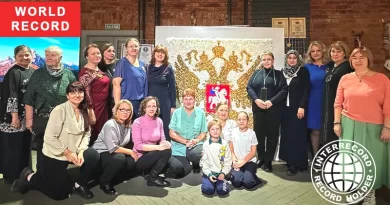 largest coat of arms of Russia made of clay hydrangeas